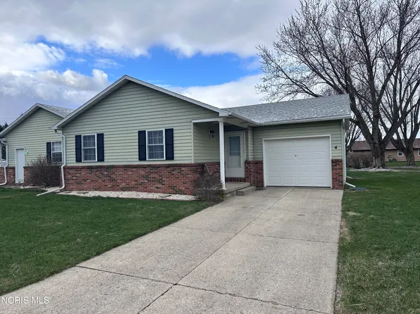 4 Augusta Dr, Bowling Green, OH 43402