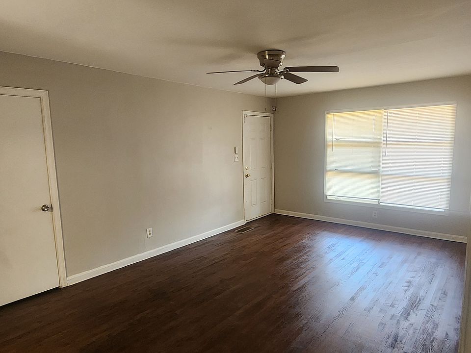 Living room/dining.
