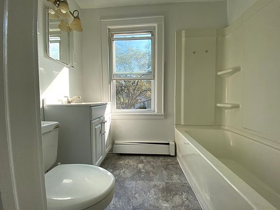 2nd image of 10 Conway Pl APT 1
