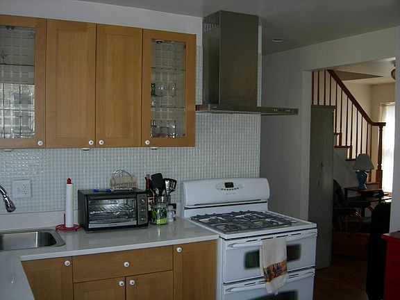 4th image of 134 Stoughton St