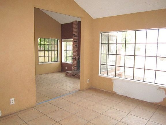 4th image of 12193 Zinnia St