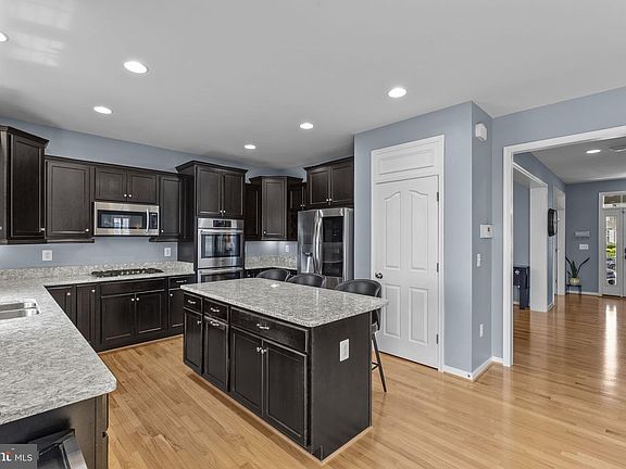 3rd image of 1705 Magnolia Cir
