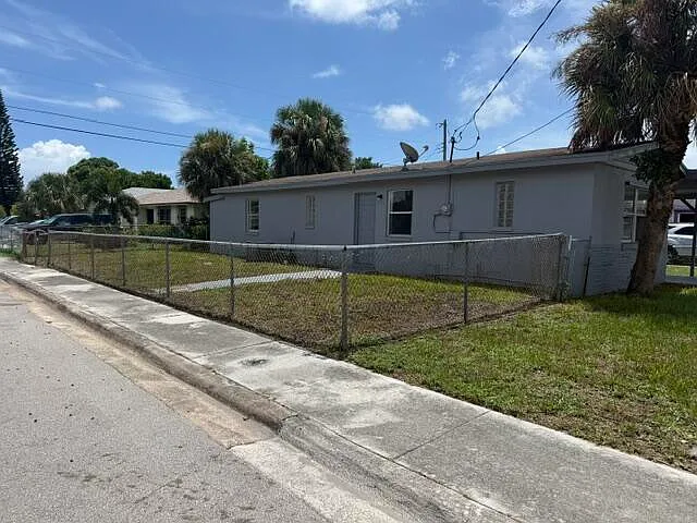 4 bed, 2.0 bath, 1600 sqft, $2,600 — Photo 2