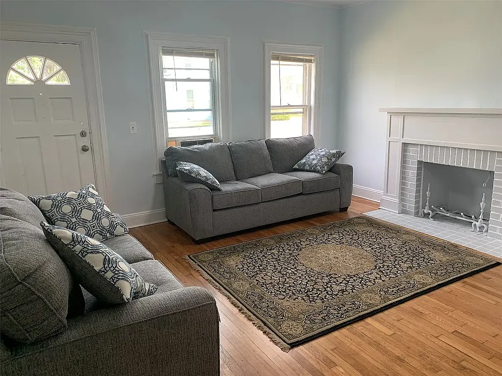 6 bed, 2053 sqft, $4,620 — Photo 2