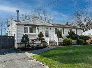 250 Spur Drive S, Bay Shore, NY 11706