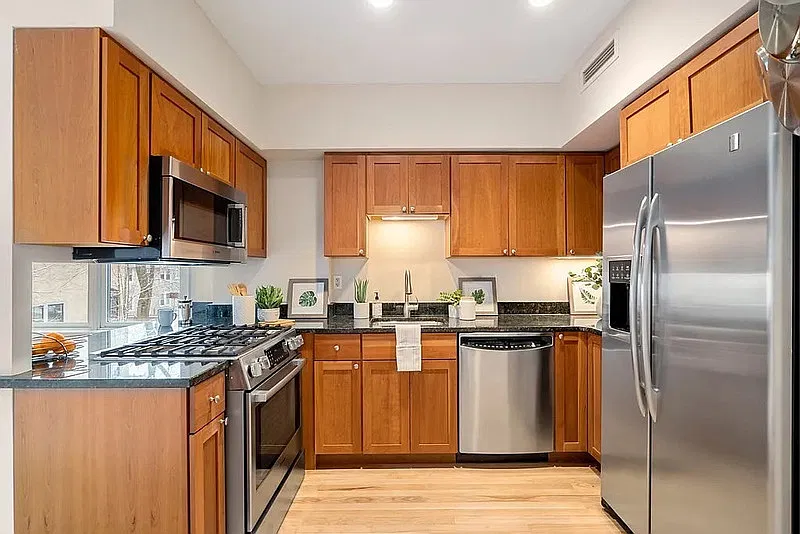 1 bed, 1.0 bath, 752 sqft, $1,820 — Photo 2