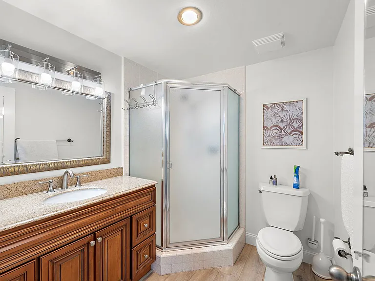 81 Blue Lagoon — Photo 27
