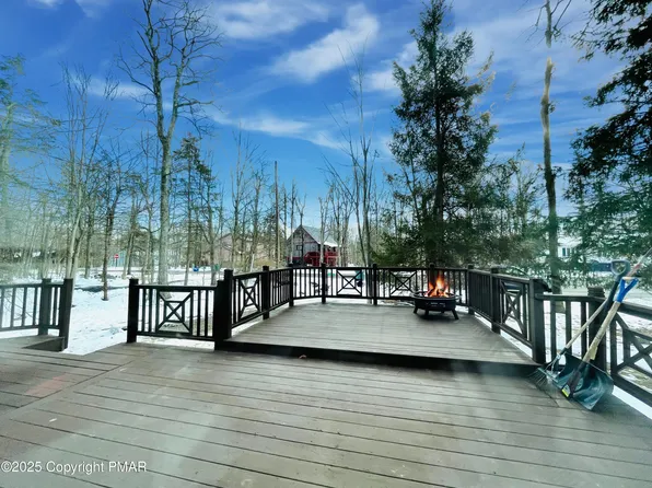 9277 Valley View Ct, Tobyhanna, PA 18466