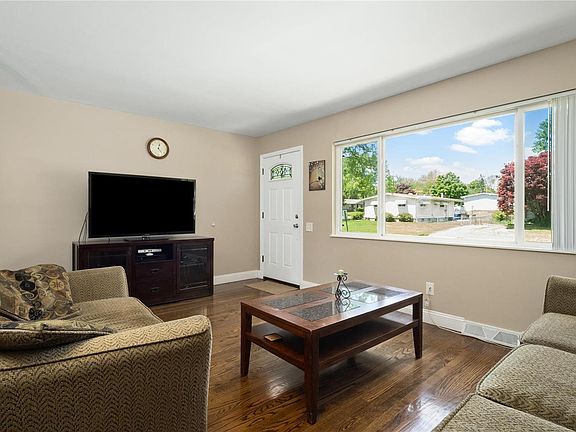 2nd image of 1220 Bobolink Dr