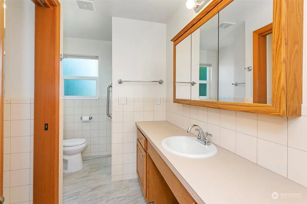 4 bed, 1599 sqft, $4,200 — Photo 3