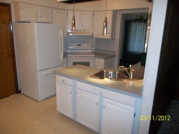 Kitchen w/ appliances