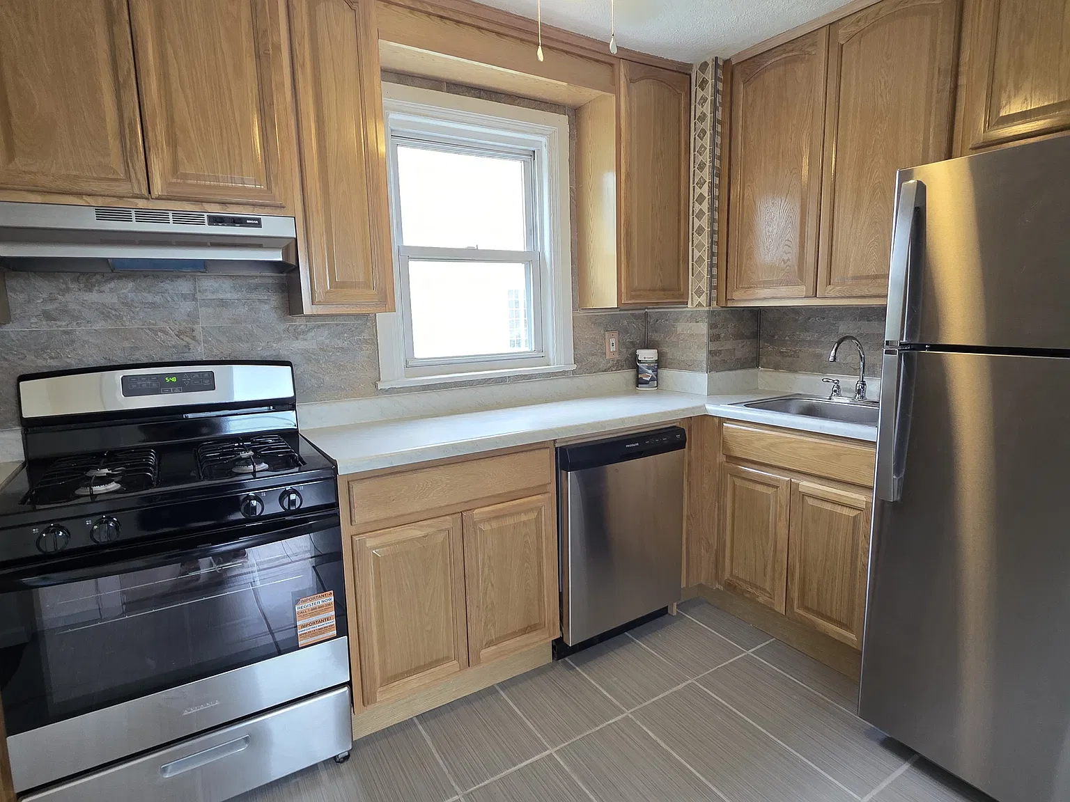 2 bed, 900 sqft, $2,400 — Photo 1