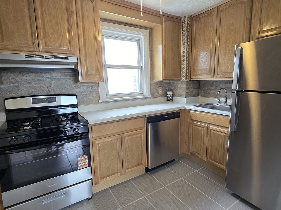 1st image of 20 Linwick Pl Floor 2