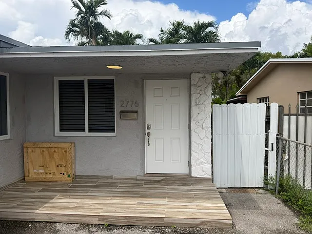 2776 SW 31st Pl — Photo 3