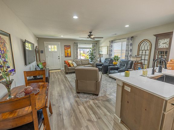 4th image of 251 Christopher Way
