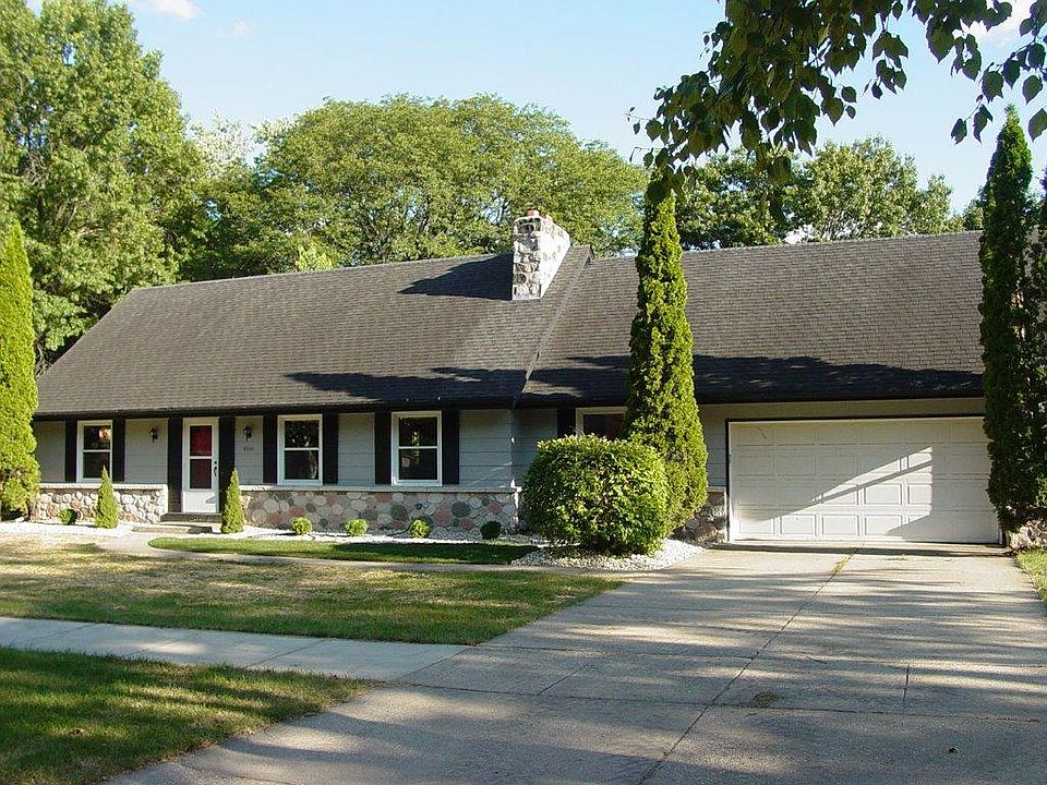 Lovely home in nice neighborhood