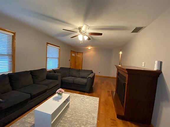 2nd image of 821 Parkway Dr S