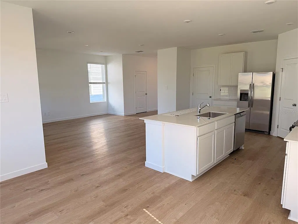 4 bed, 2.5 bath, 2081 sqft, $3,100 — Photo 3