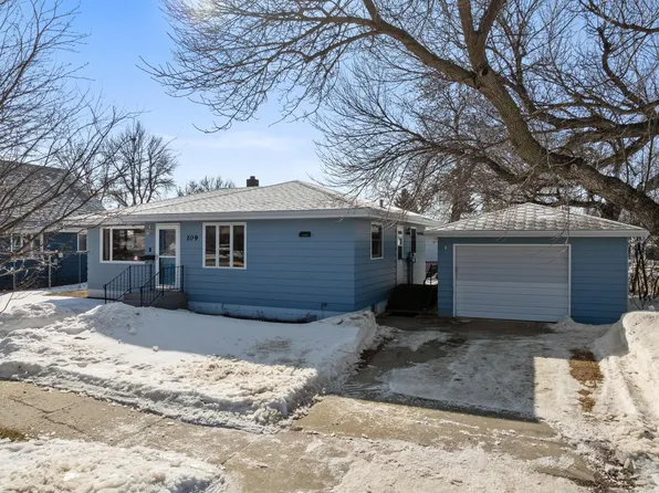 109 8th St W, Bottineau, ND 58318