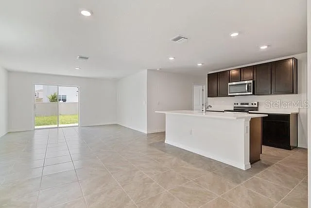 5 bed, 3.0 bath, 2481 sqft, $2,400 — Photo 4