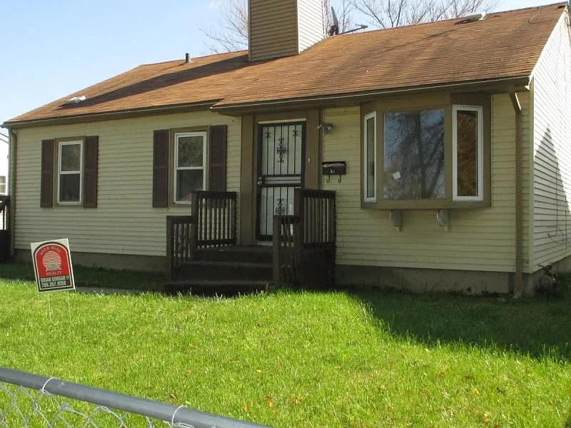 22437 Yates Ave photo 1