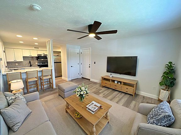 5th image of 1677 Summit St APT 2A