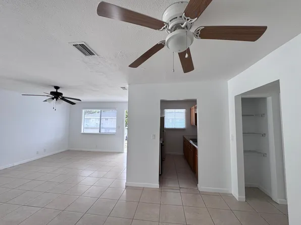 725 W Tiffany Dr APT 4, Mangonia Park, FL 33407