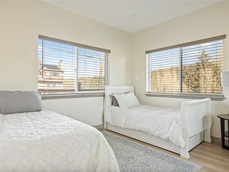 1215 Valley View Dr — Photo 17