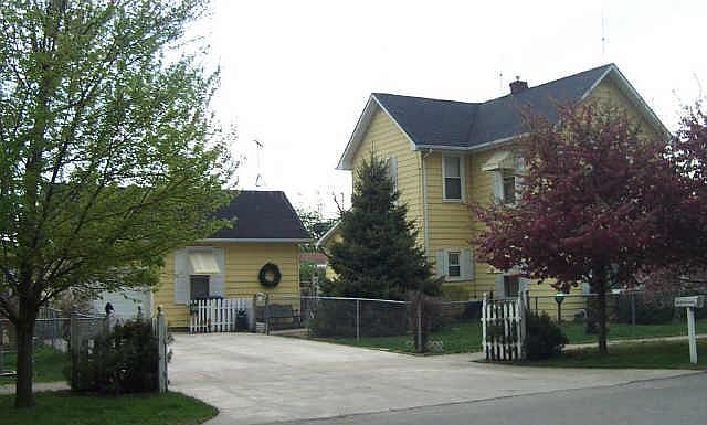 1st image of 301 E Walnut St