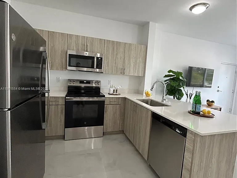 1010 SW 69th Ave #212 — Photo 11