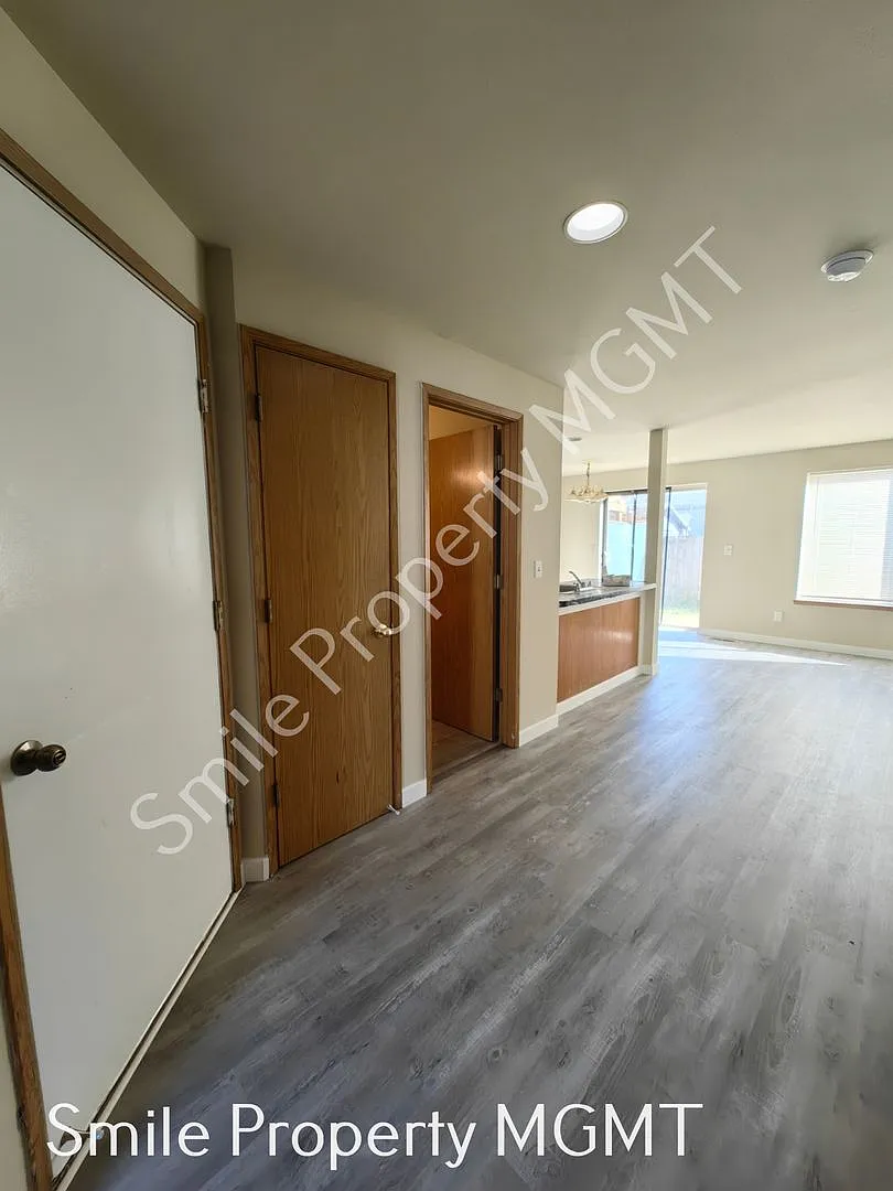 Recently updated New LVP Flooring, New Interior Painting, New Refrigerator. — Photo 3