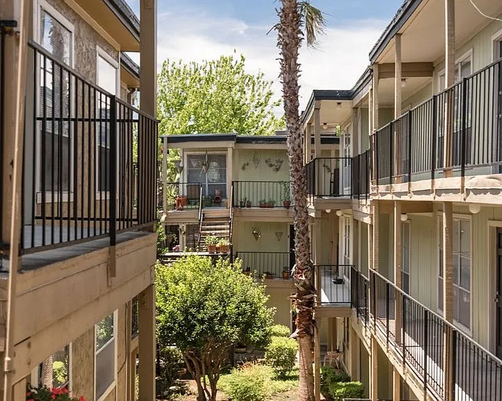 Oak Park Apartments — Photo 24