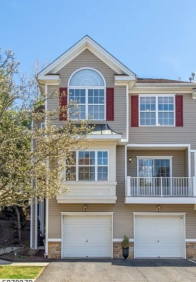 102 Lakeview Ct — Photo 1