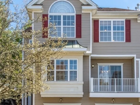 102 Lakeview Ct, Pompton Lakes, NJ 07442
