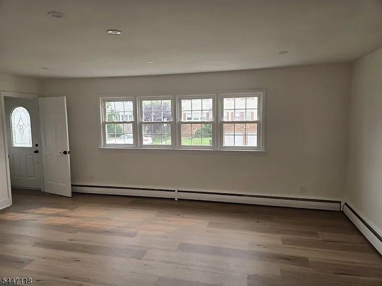 832 Dewey St — Photo 4