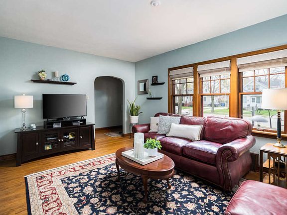4th image of 906 E Meadow Pl
