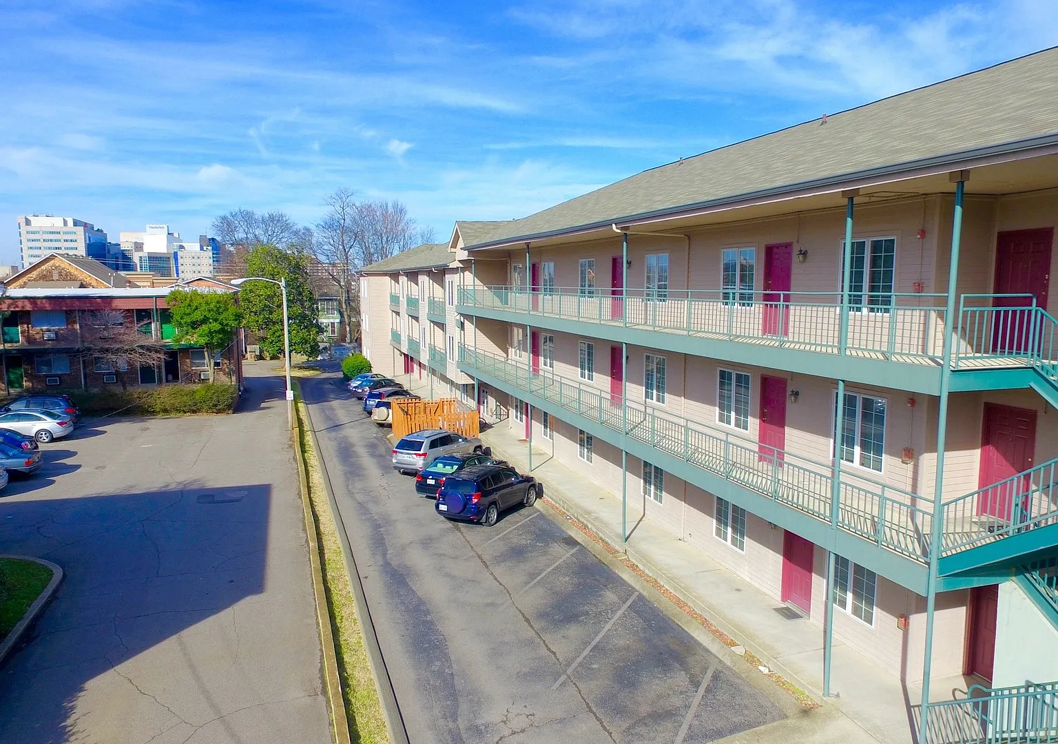 Spacious 2 Bed 2 Bath Hillsboro Village Apartment — Photo 2