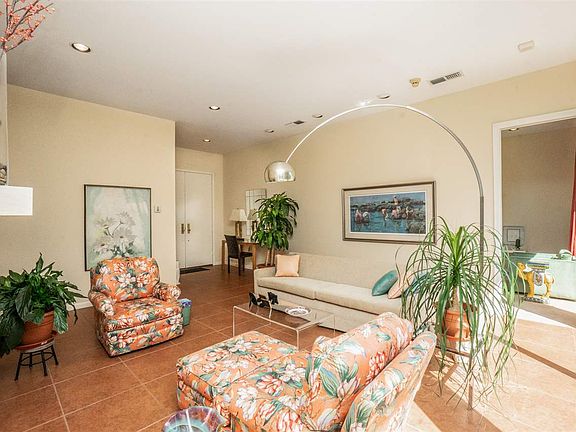 4th image of 519 Castlemaine Cir