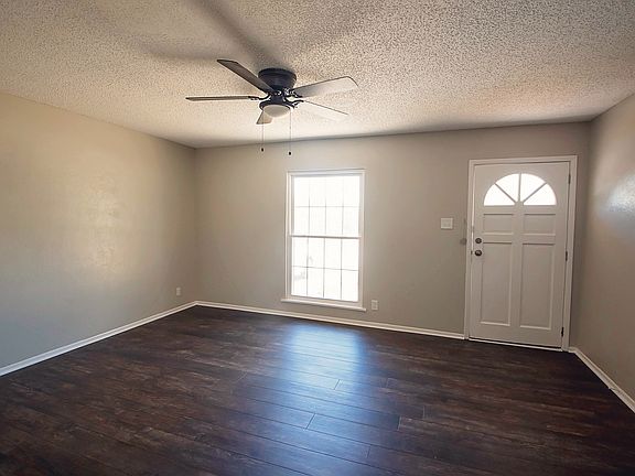 902 S 40th - Living_08252022