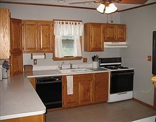 5th image of 833 E 5th St