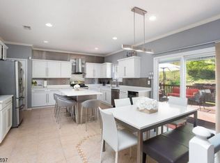 6 Red Bud Ln, Green Brook, NJ 08812