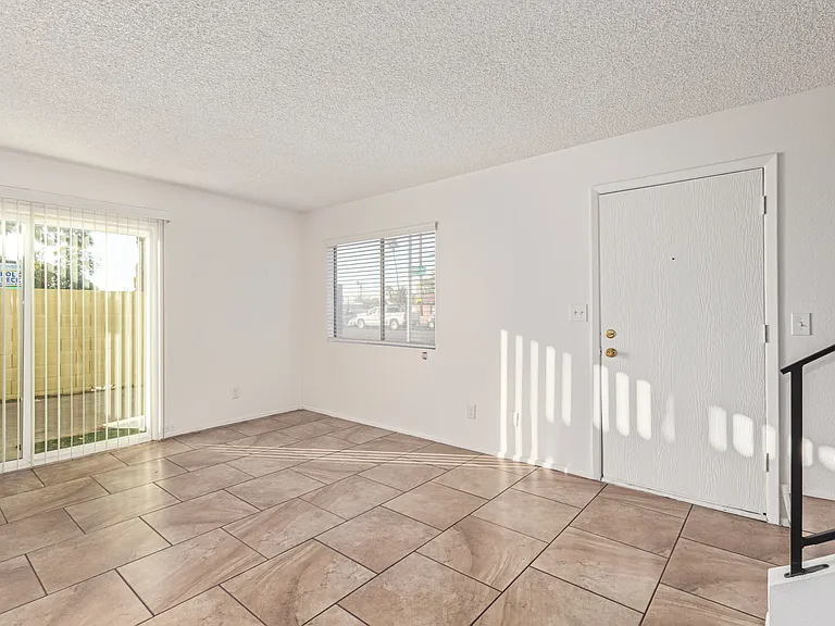 5810 N 48th Ln — Photo 3