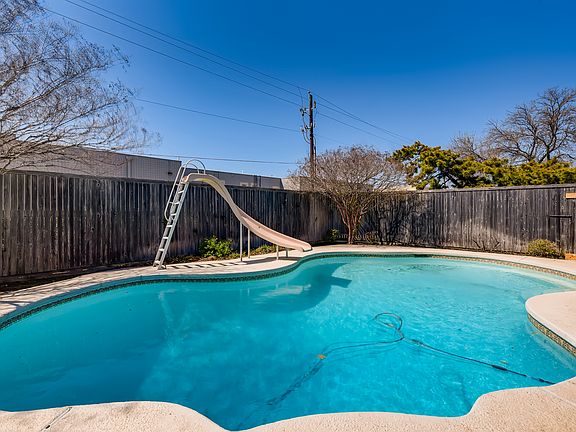 2nd image of 2403 Oakwood Dr