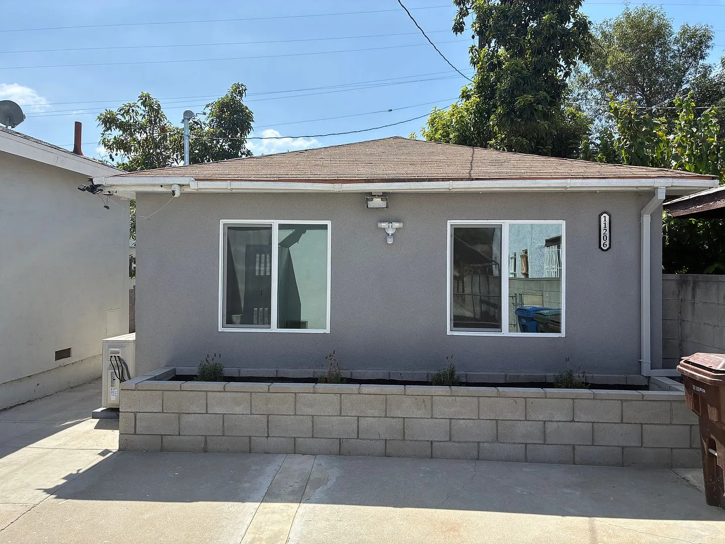 Cozy 2 Bedroom Back House — Photo 1