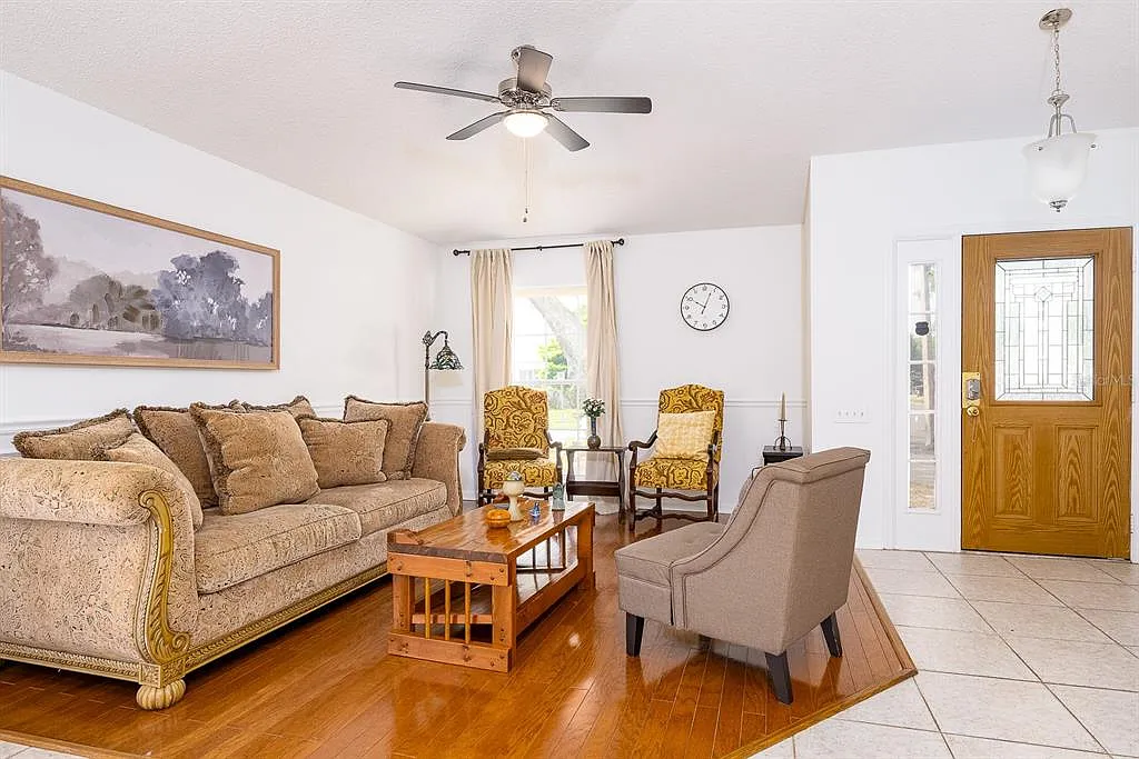 4 bed, 2.0 bath, 1966 sqft, $2,700 — Photo 4
