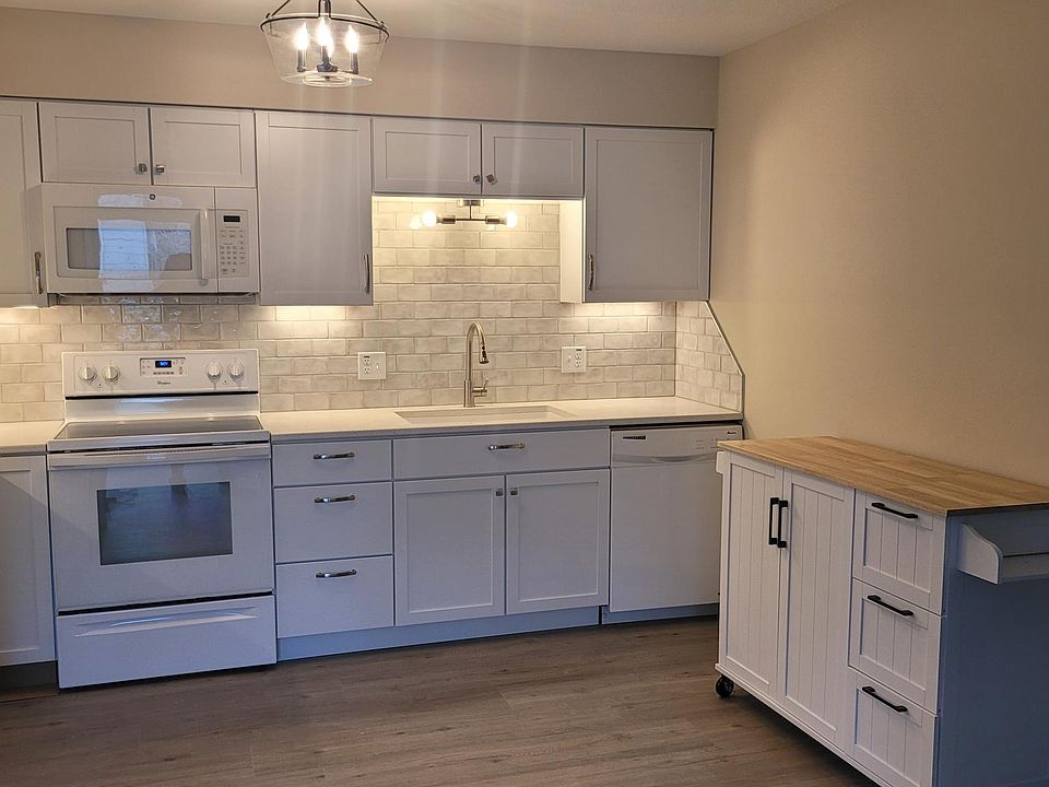 all new kitchen, quartz countertops, movable island with extra storage