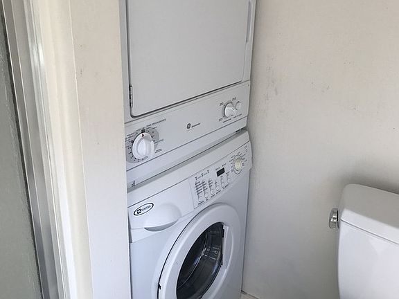 4th image of 420 E Broadway St APT B