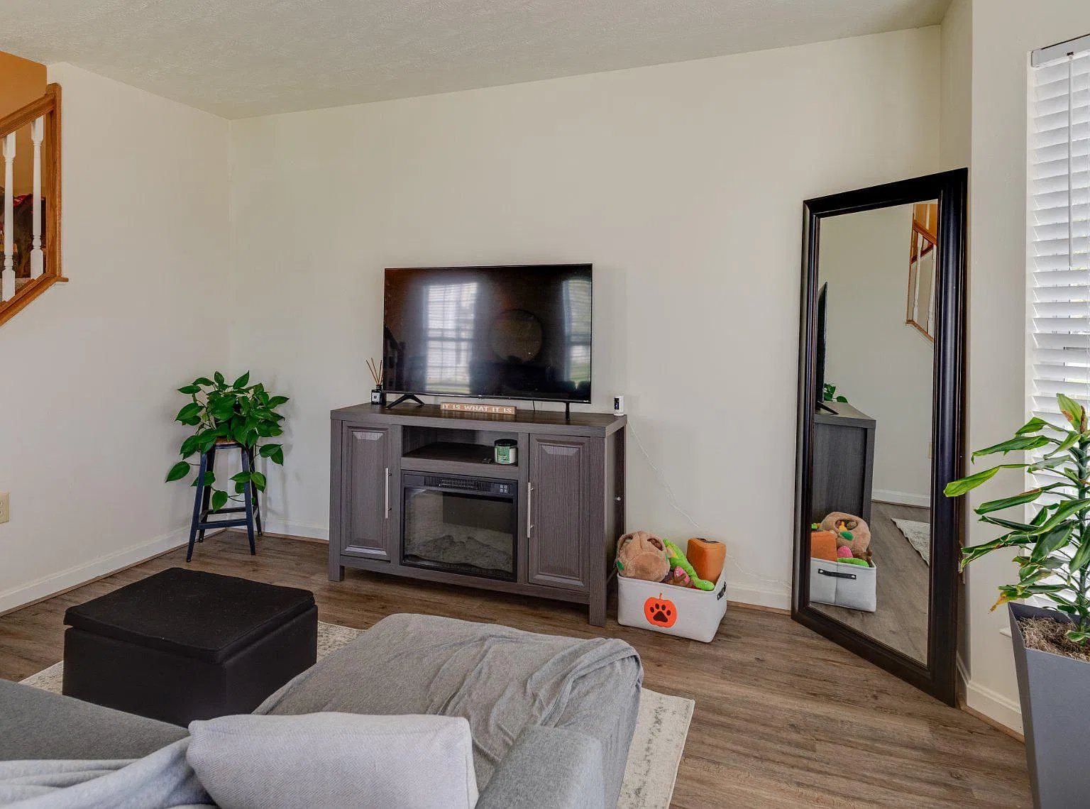 3 bed, 2.5 bath, 1358 sqft, $2,100 — Photo 4