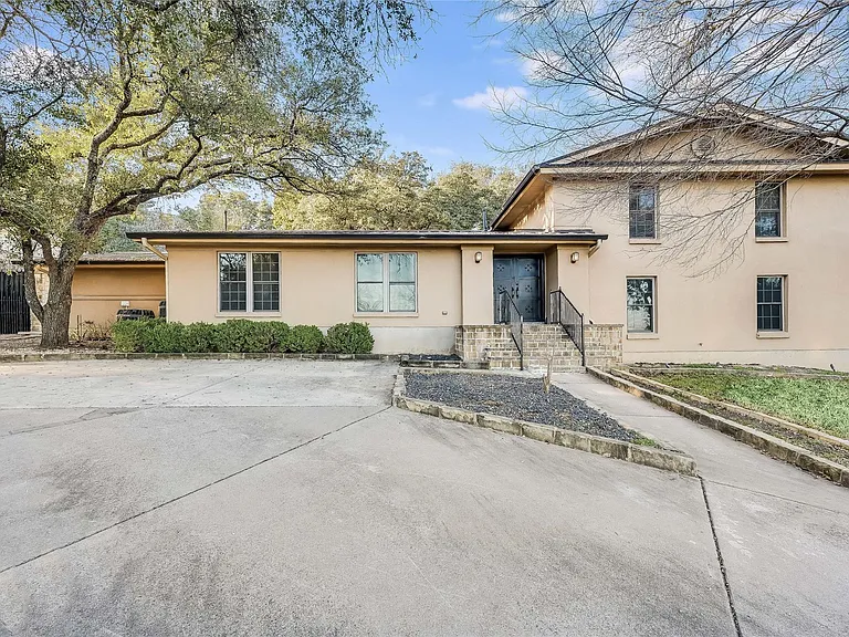 4900 Balcones Dr — Photo 1