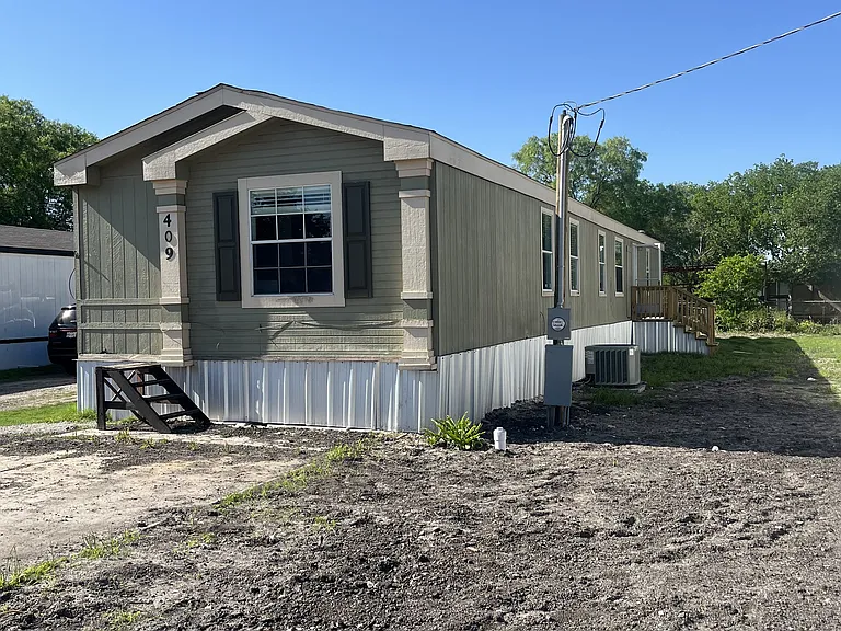 409 E Main St — Photo 3